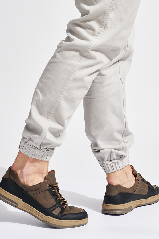 Calçados esportivos masculinos pretos...