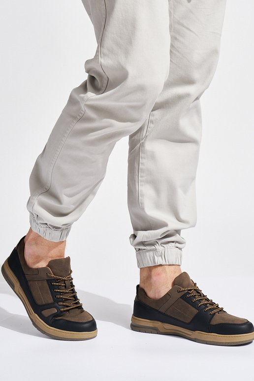 Calçados esportivos masculinos pretos...