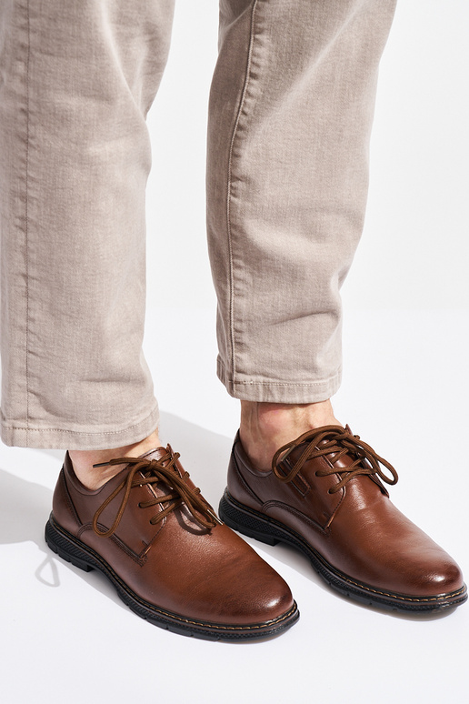 sapatos masculinos estão amarrados