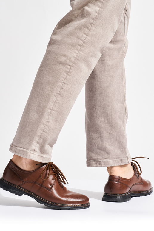 sapatos masculinos estão amarrados