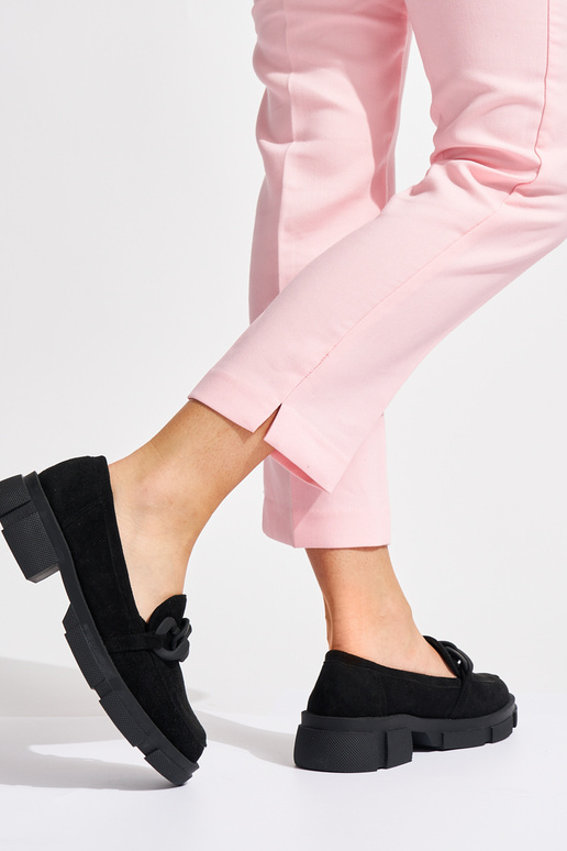 Mocassins femininos negros com corrente