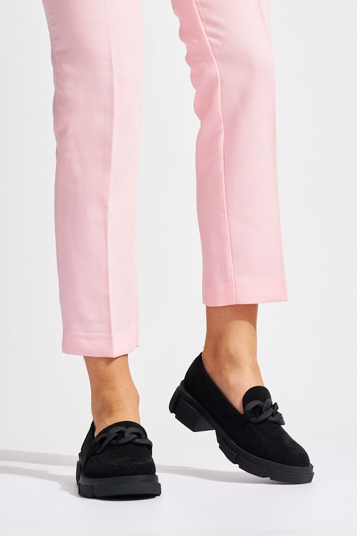 Mocassins femininos negros com corrente