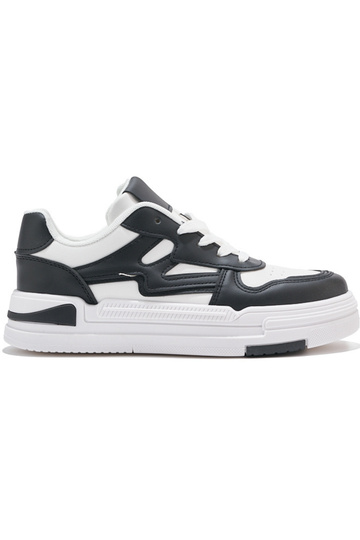 Modelo de tênis branco e...