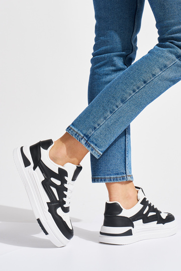 Modelo de tênis branco e... 2