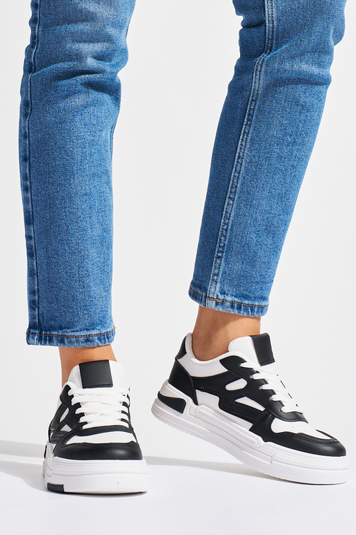 Modelo de tênis branco e preto com... Modelo de tênis branco e preto com...