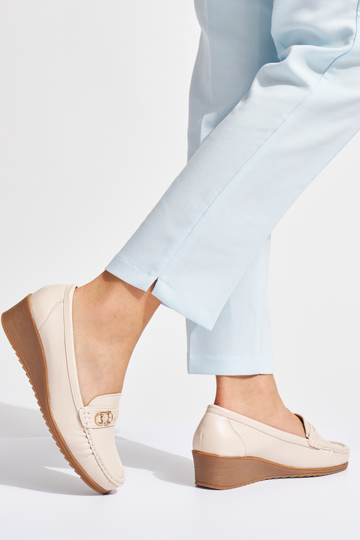 mocassins femininos bege com fivelas mocassins femininos bege com fivelas