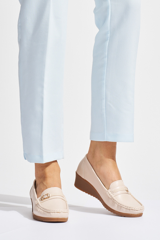 mocassins femininos bege com fivelas mocassins femininos bege com fivelas