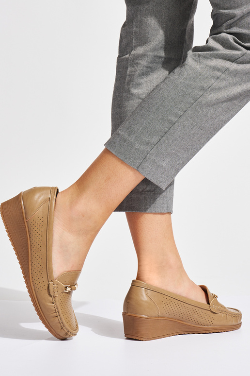 mocassins marrons vazados com coturno...