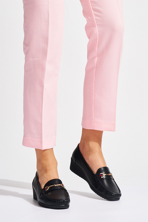 cor preta mocassins em uma cunha