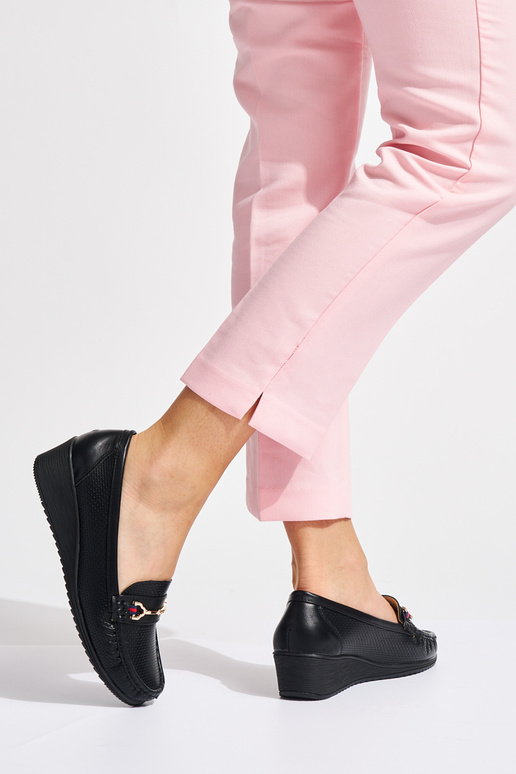 cor preta mocassins em uma cunha