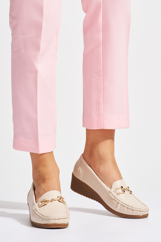 mocassins femininos bege com fivelas