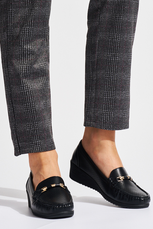 mocassins pretos vazados em cunha baixa