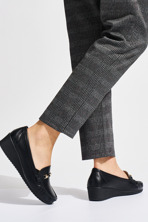 mocassins pretos vazados em cunha baixa