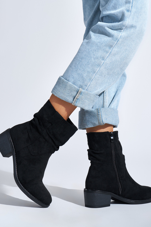 botas pretas estilo cowboy