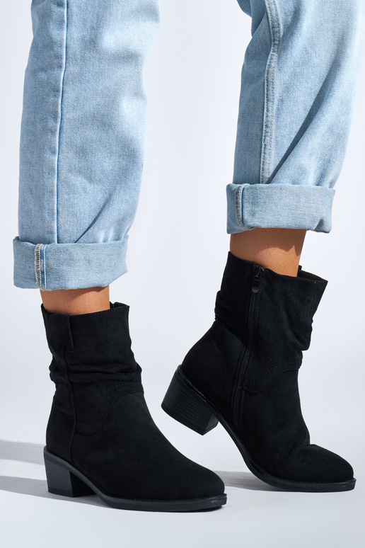 botas pretas estilo cowboy