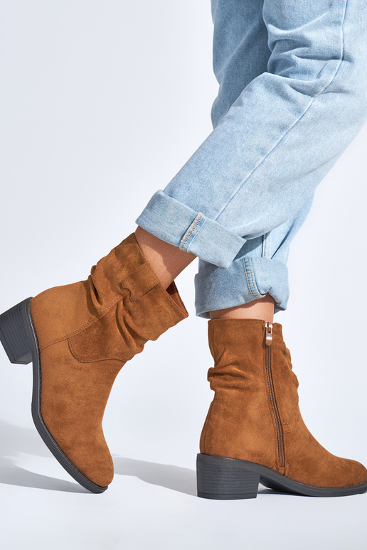 botas marrons estilo cowboy