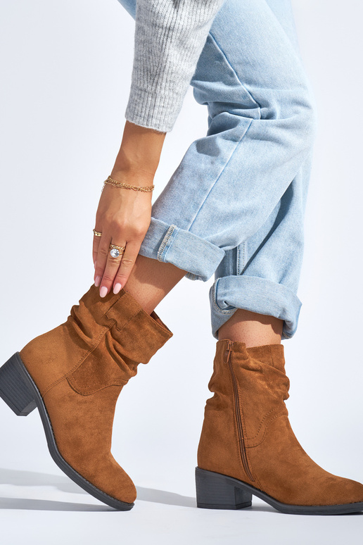 botas marrons estilo cowboy