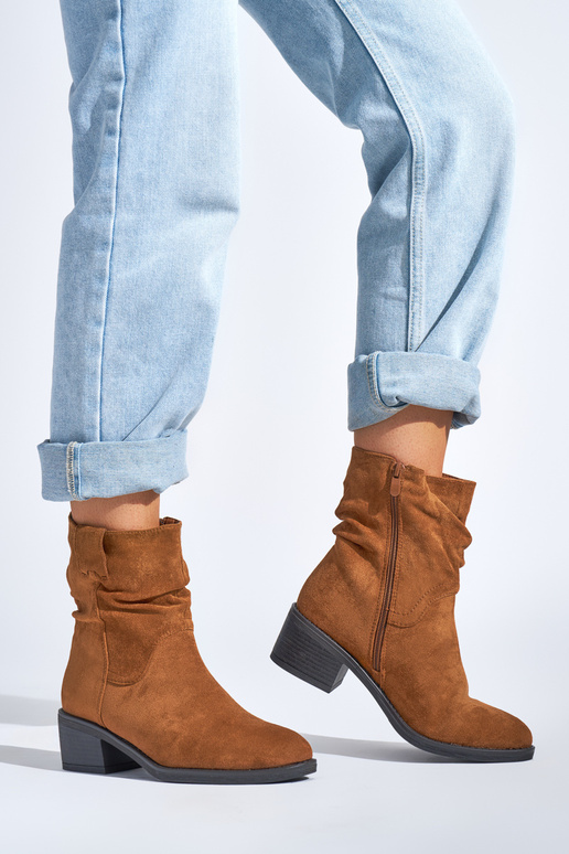 botas marrons estilo cowboy