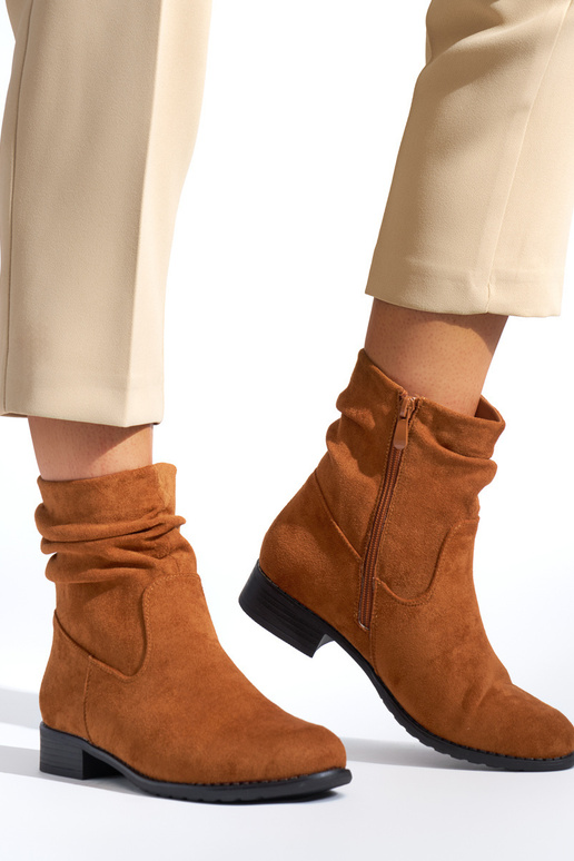 botas marrons estilo cowboy