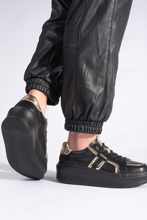 Modelo de tênis de couro preto com...