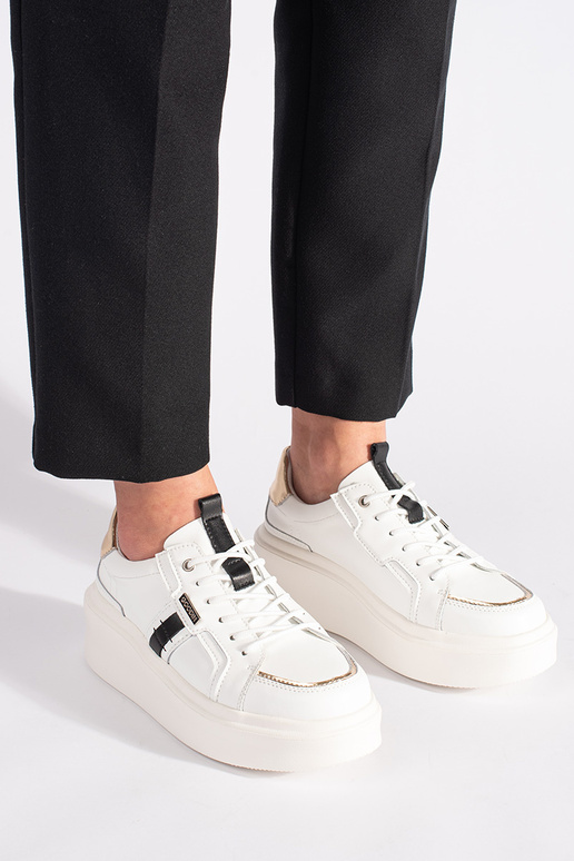 Modelo de tênis de couro branco com...