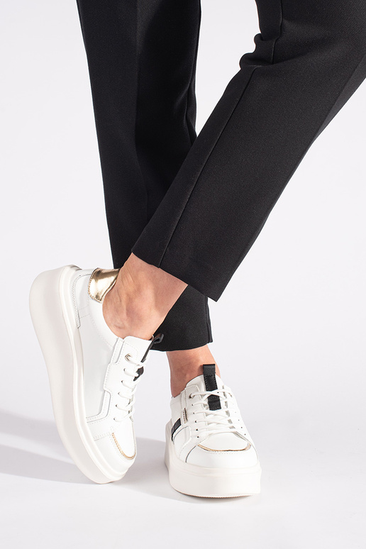 Modelo de tênis de couro branco com...