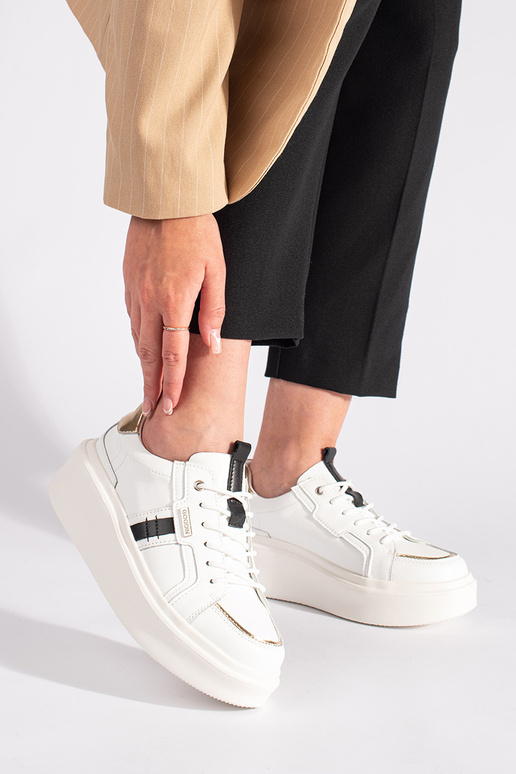 Modelo de tênis de couro branco com...