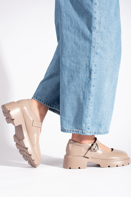 mocassins bege com efeito lacado em... mocassins bege com efeito lacado em...