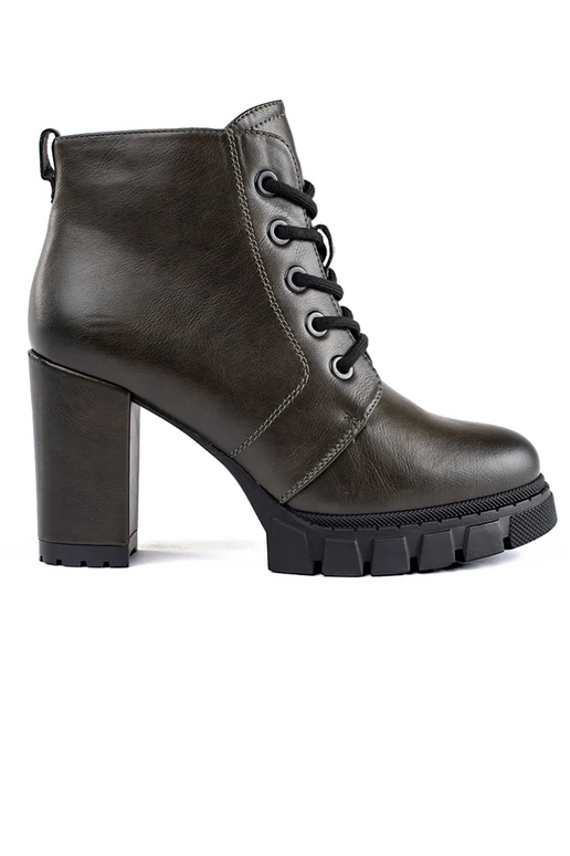 sapatos femininos cáqui em um poste alto