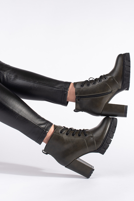 sapatos femininos cáqui em um poste alto