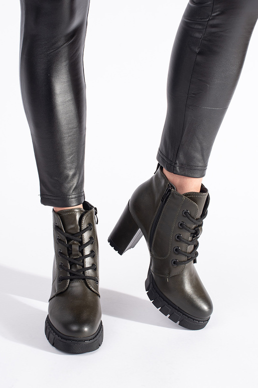 sapatos femininos cáqui em um poste alto