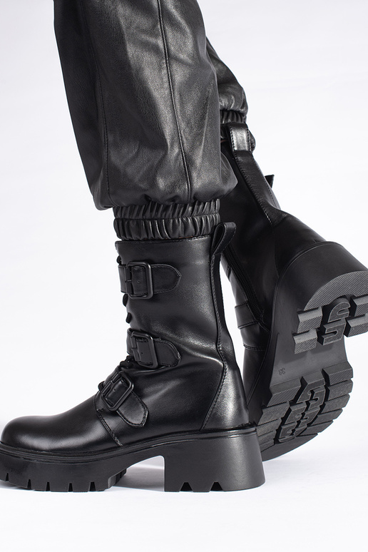 Botas altas femininas pretas com fivelas
