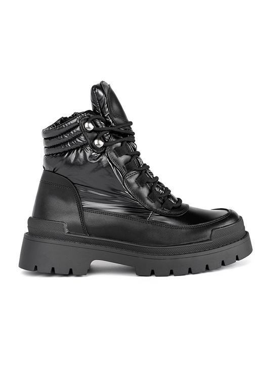 sapatos pretos com sola grossa de...