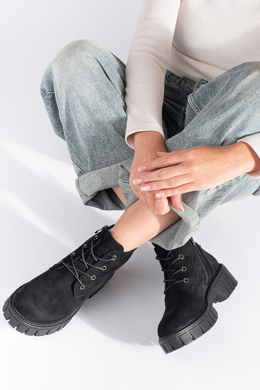 sapato preto de camurça com cadarço...