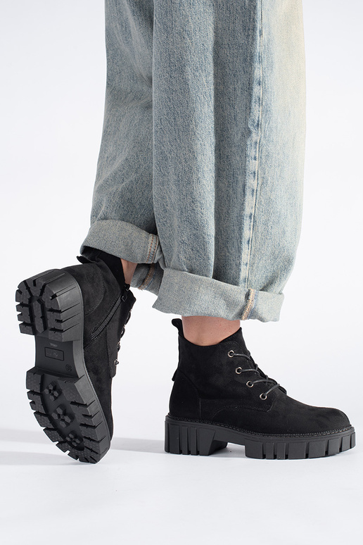 sapato preto de camurça com cadarço...