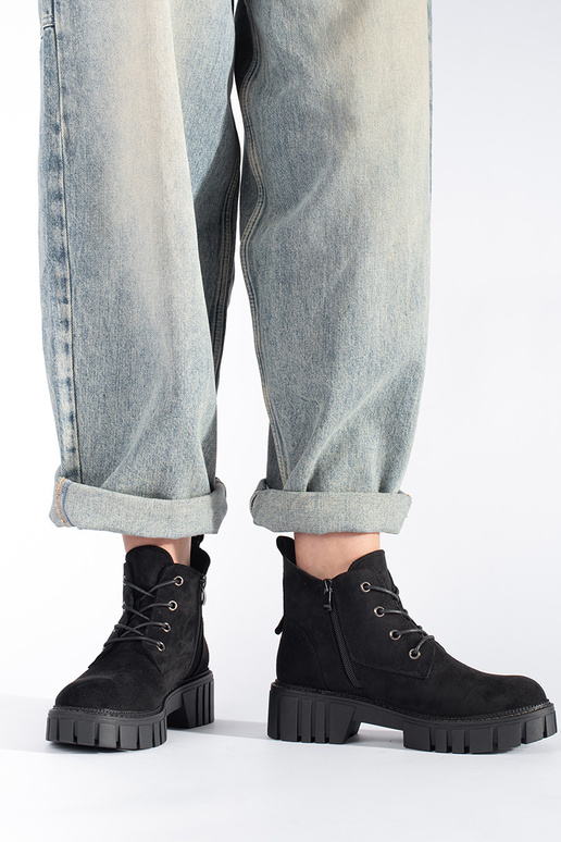 sapato preto de camurça com cadarço...