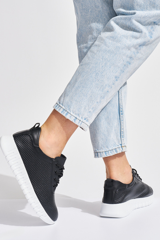 com elementos vazados sapatos pretos... com elementos vazados sapatos pretos...