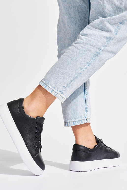 Sapatos femininos de couro preto com... Sapatos femininos de couro preto com...