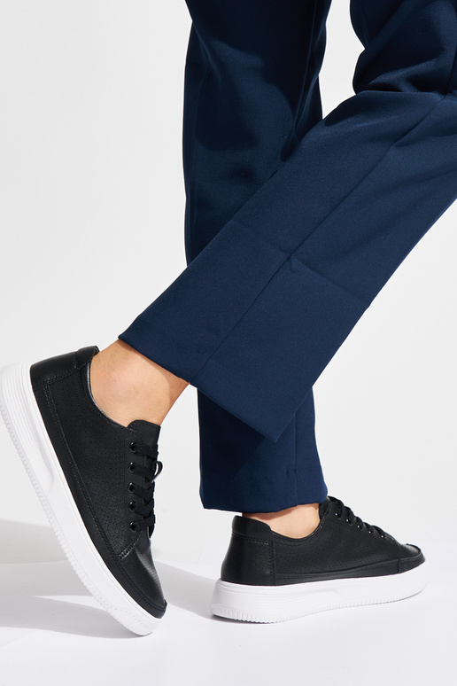 Sapatos de couro perfurados na cor... Sapatos de couro perfurados na cor...