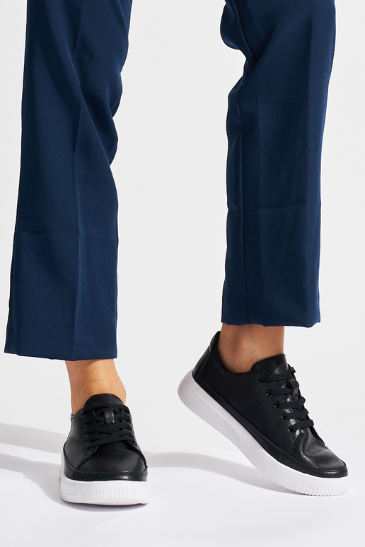 Sapatos de couro perfurados na cor... Sapatos de couro perfurados na cor...