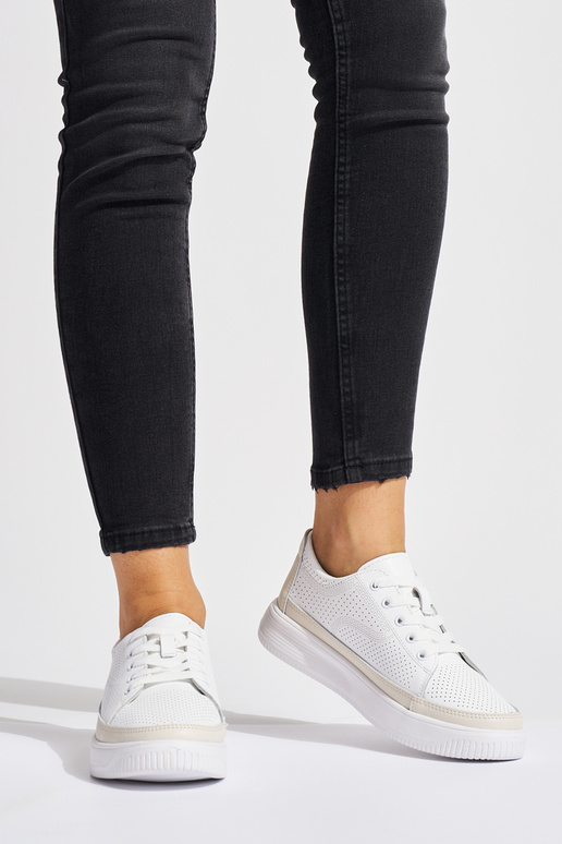 Sapatos de couro perfurados na cor... Sapatos de couro perfurados na cor...