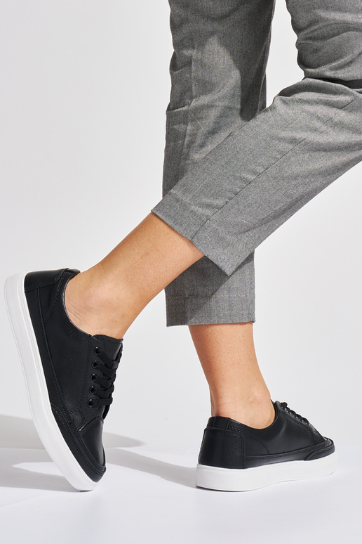 Sapatos femininos de couro preto...