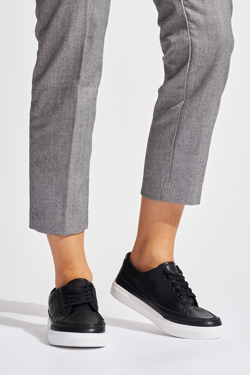 Sapatos femininos de couro preto...