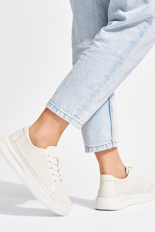 Sapatos de couro perfurados na cor... Sapatos de couro perfurados na cor...