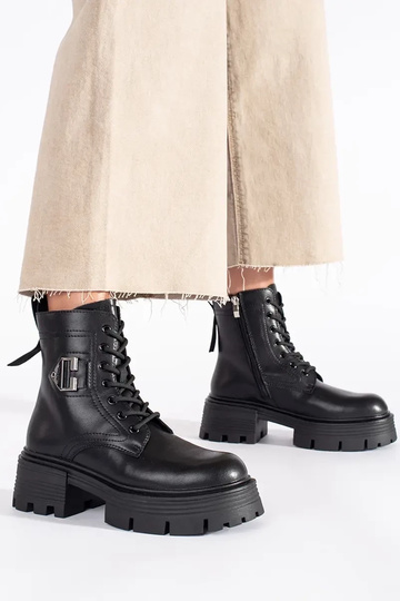 Pele cor preta sapato em... 2