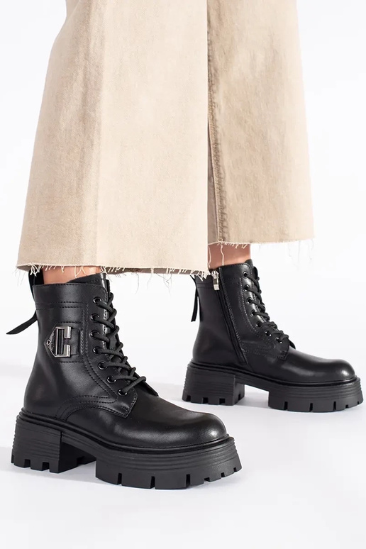 Pele cor preta sapato em uma sola grossa