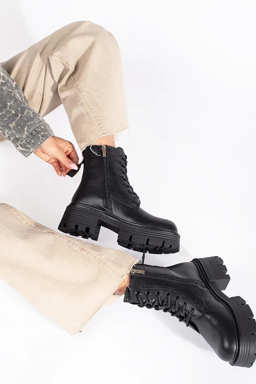 Pele cor preta sapato em uma sola grossa