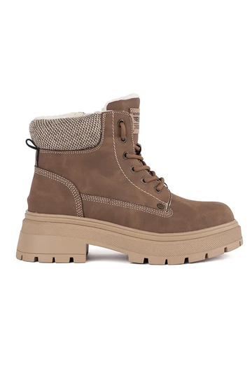 cor marrom isolar botas
