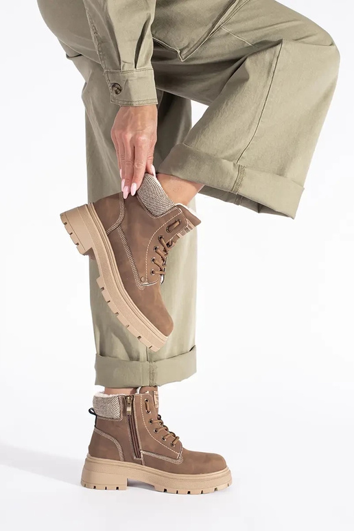 cor marrom isolar botas