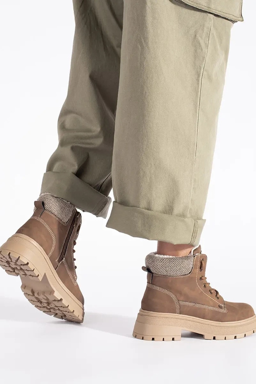 cor marrom isolar botas